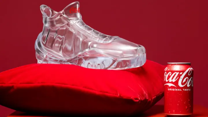 Coca-Cola’dan Dikkat Çeken Tasarım: Cam Sneaker Bardak Tanıtıldı
