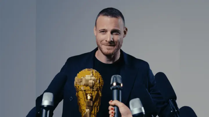 Kerem Bürsin, LEGO’nun FIFA Dünya Kupası Kupa Setini Tanıttı
