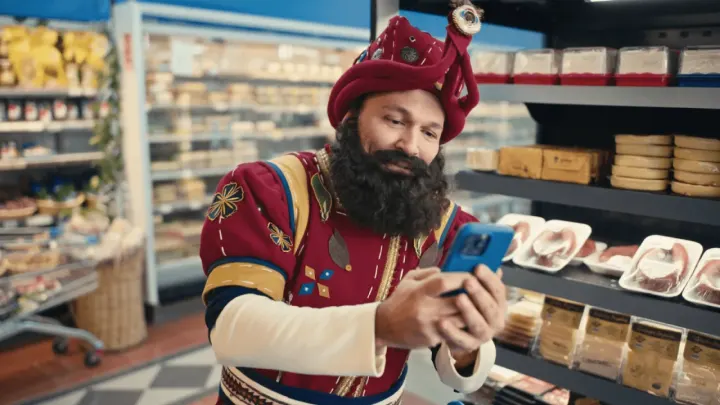 Ali Sunal, QNB’nin Ramazan Reklamında Karagöz’e Dönüştü