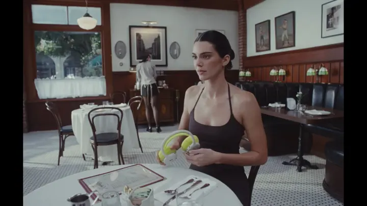 Kendall Jenner Beats 360 Reklamında Birden Fazla Karaktere Büründü