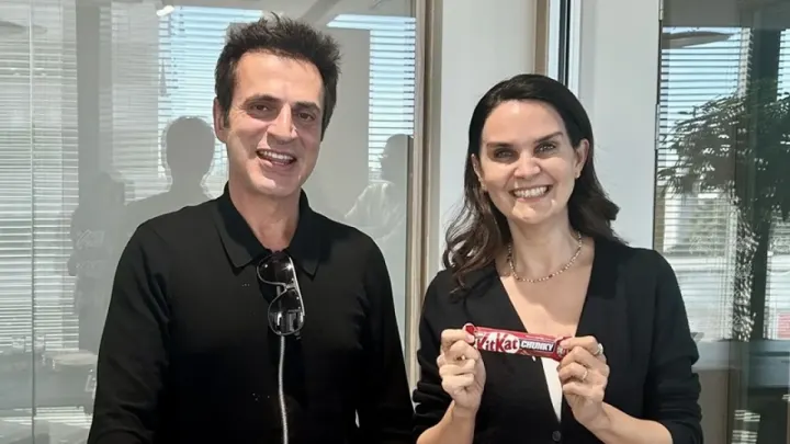 KitKat’ın Yeni Marka Yüzü Teoman Oldu: “Bu Kez Bırakmıyor, Sadece Mola Veriyor”