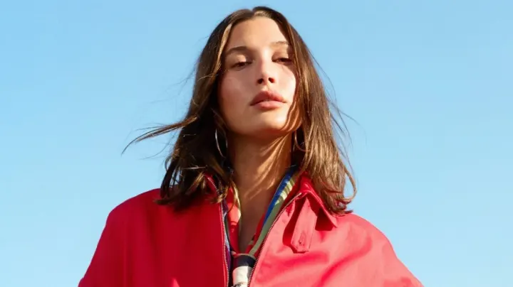 Hailey Bieber, Mango’nun 2026 Yaz Kampanyasının Yeni Yüzü Oldu